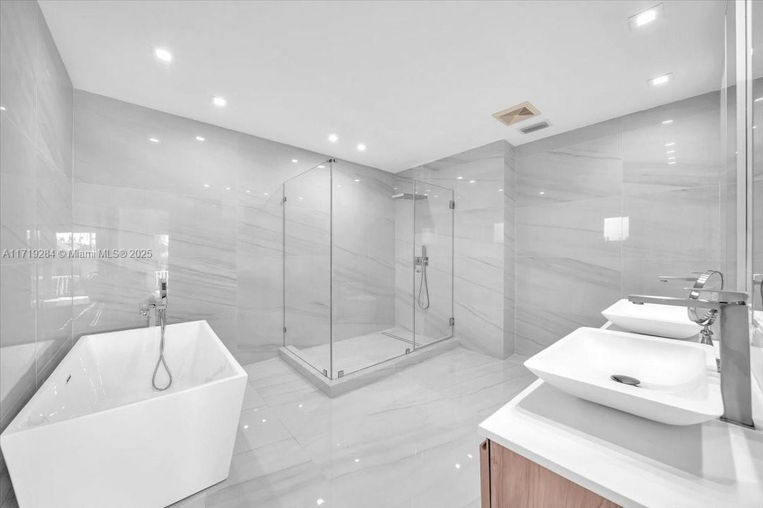 Recently Sold: $2,299,000 (3 beds, 2 baths, 2968 Square Feet)