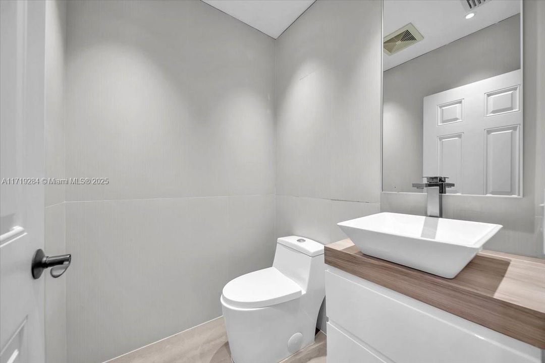 Recently Sold: $2,299,000 (3 beds, 2 baths, 2968 Square Feet)