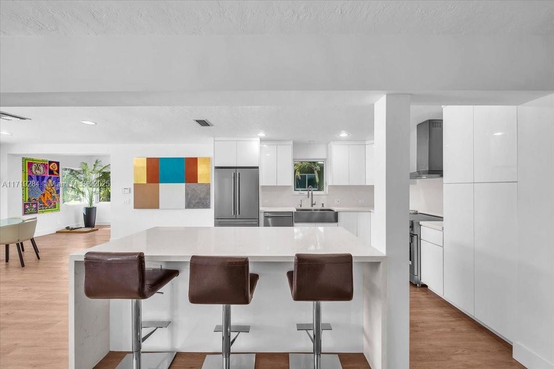 Recently Sold: $2,299,000 (3 beds, 2 baths, 2968 Square Feet)
