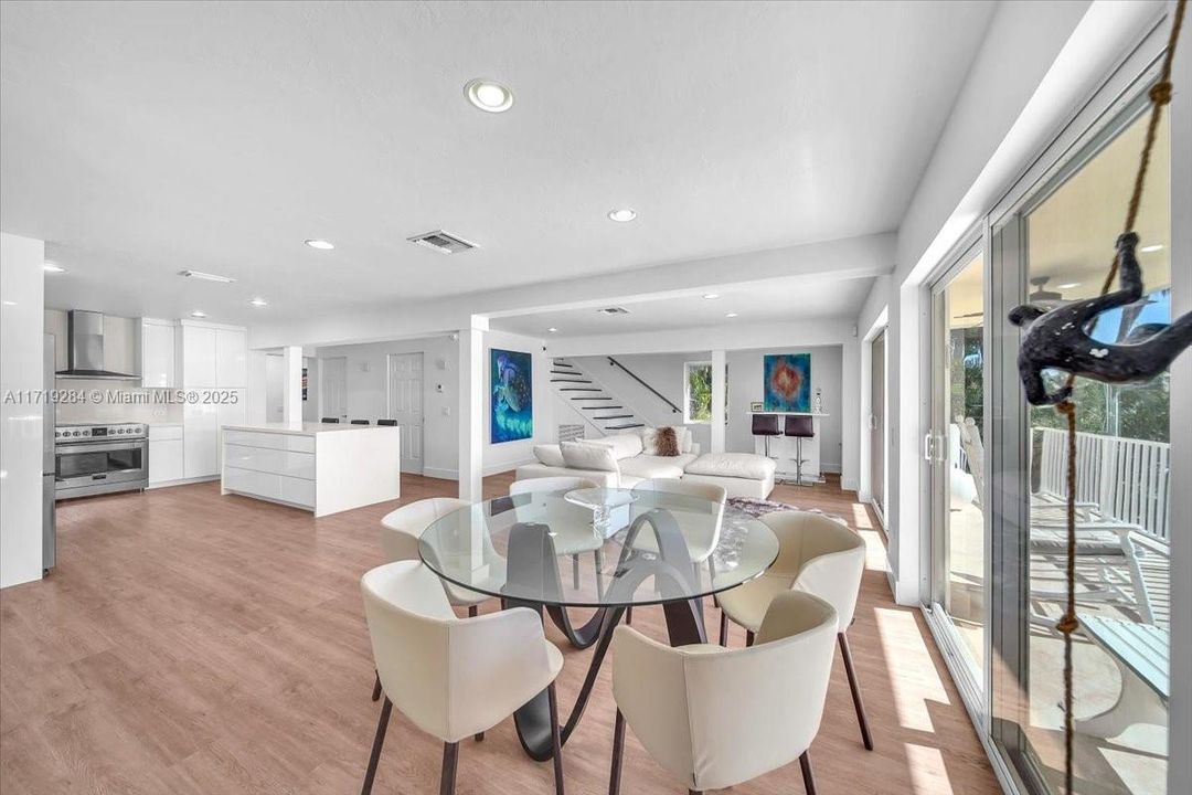 Recently Sold: $2,299,000 (3 beds, 2 baths, 2968 Square Feet)