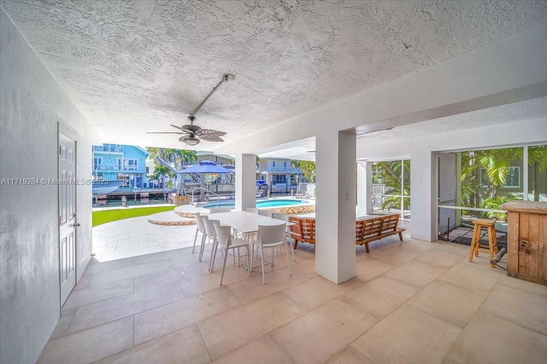 Recently Sold: $2,299,000 (3 beds, 2 baths, 2968 Square Feet)