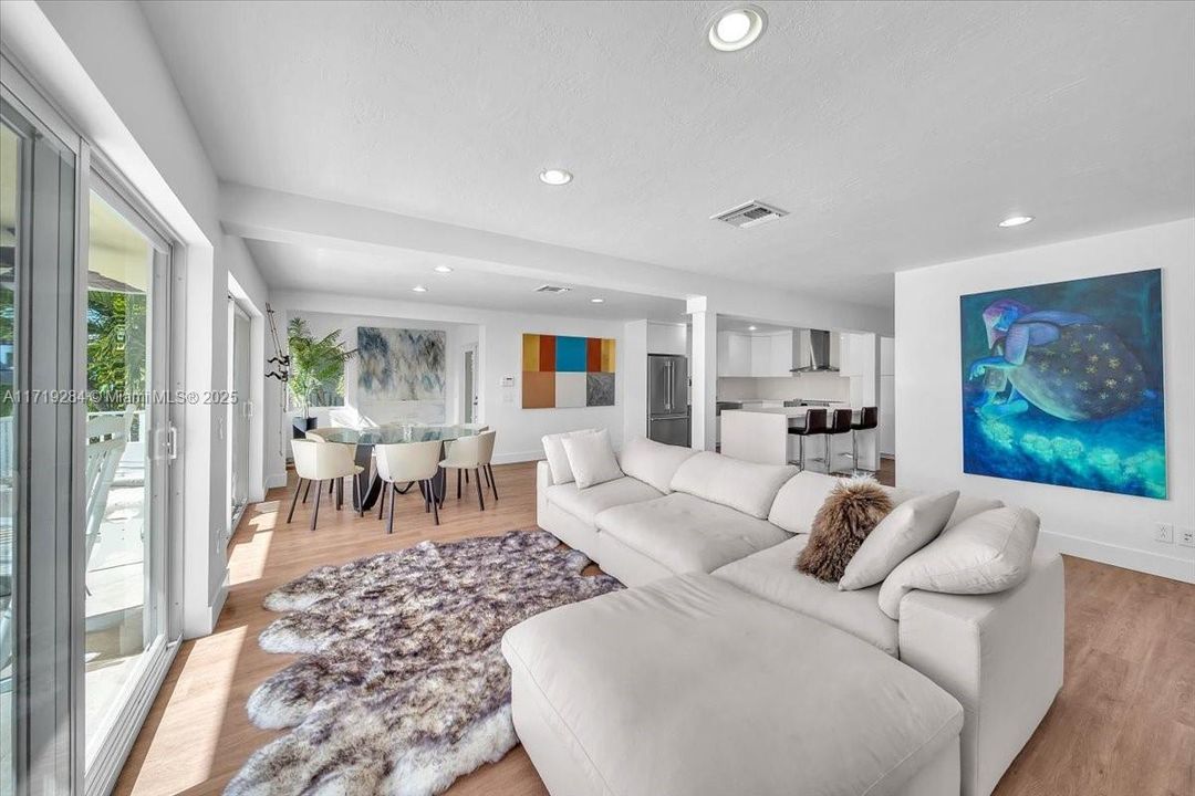 Recently Sold: $2,299,000 (3 beds, 2 baths, 2968 Square Feet)