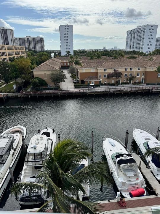 For Sale: $650,000 (1 beds, 2 baths, 1214 Square Feet)