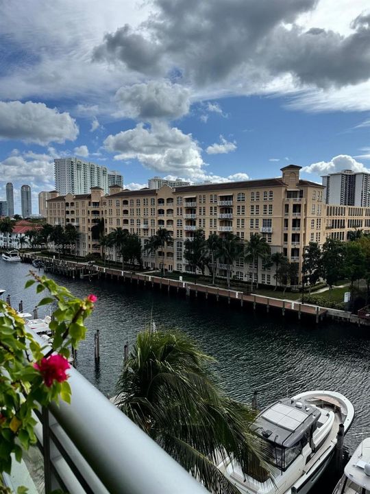 For Sale: $650,000 (1 beds, 2 baths, 1214 Square Feet)