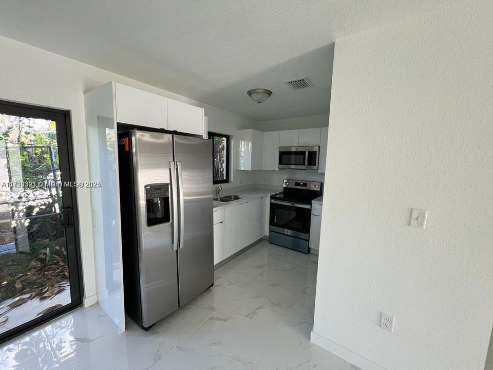 For Rent: $2,900 (3 beds, 2 baths, 1000 Square Feet)