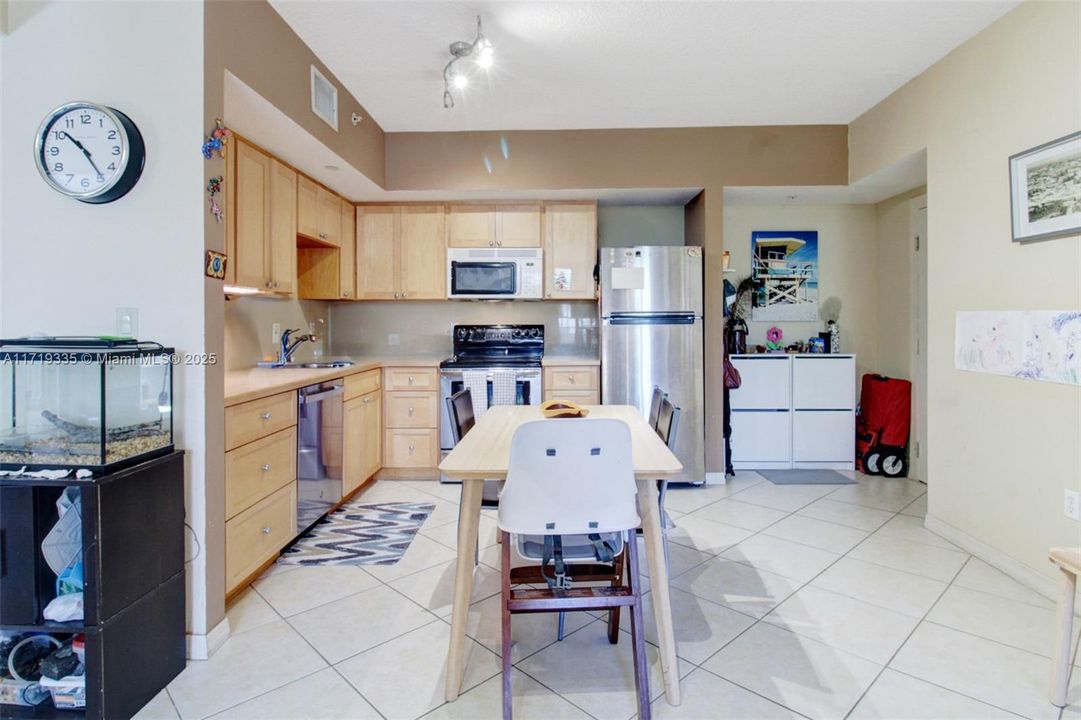 For Sale: $375,000 (1 beds, 1 baths, 870 Square Feet)