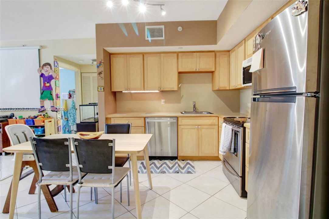 For Sale: $375,000 (1 beds, 1 baths, 870 Square Feet)