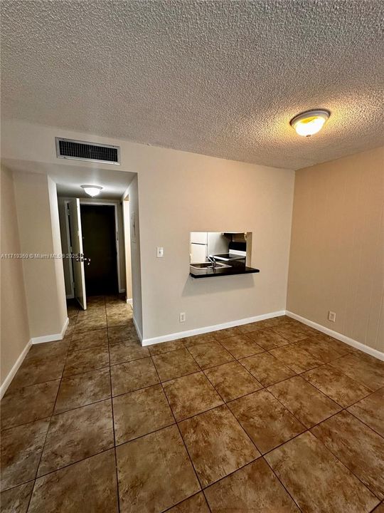 For Rent: $1,650 (1 beds, 1 baths, 772 Square Feet)