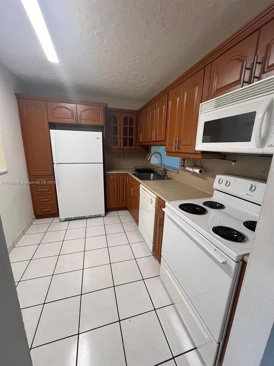 For Rent: $2,100 (2 beds, 2 baths, 965 Square Feet)