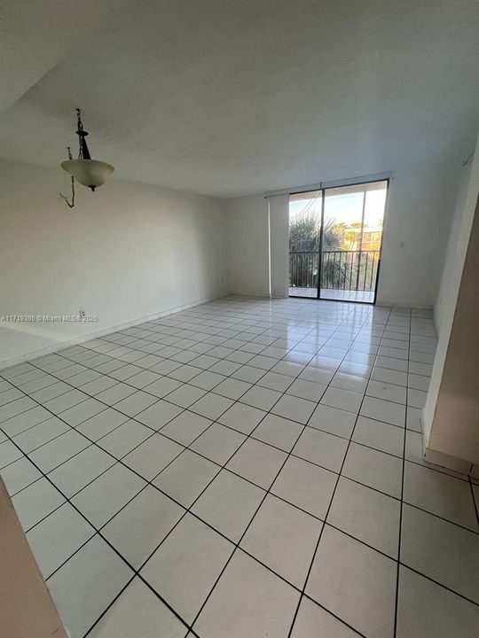 For Rent: $2,100 (2 beds, 2 baths, 965 Square Feet)