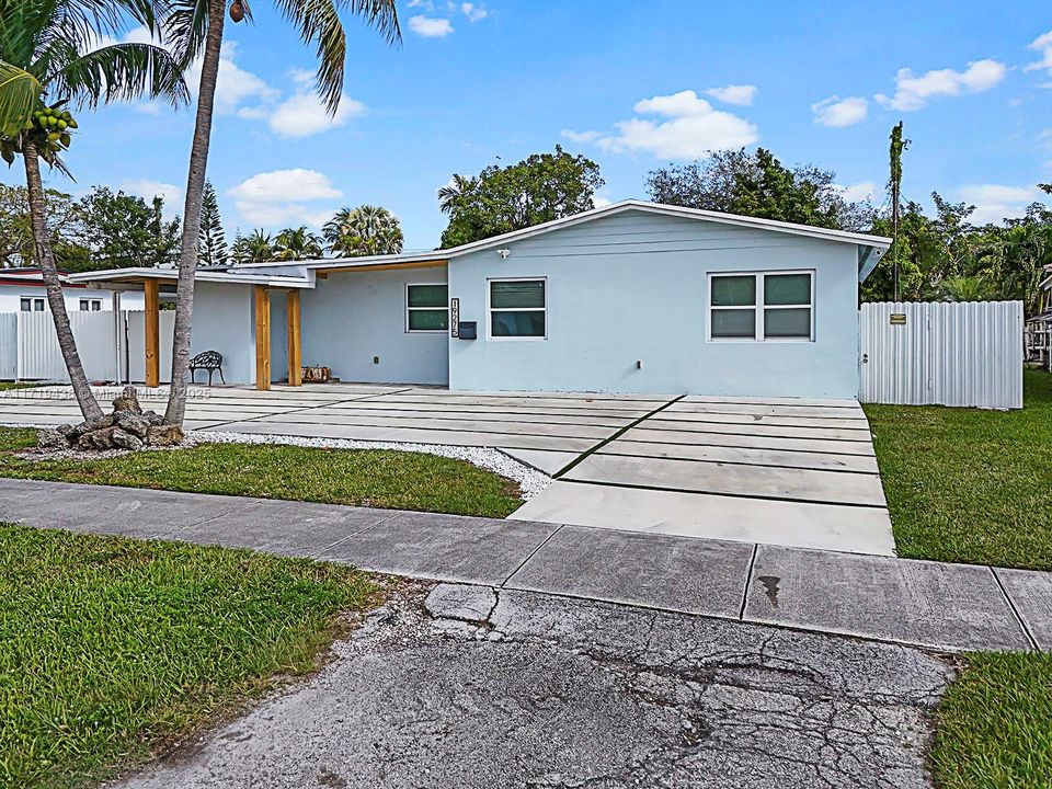 For Sale: $650,000 (3 beds, 3 baths, 1304 Square Feet)