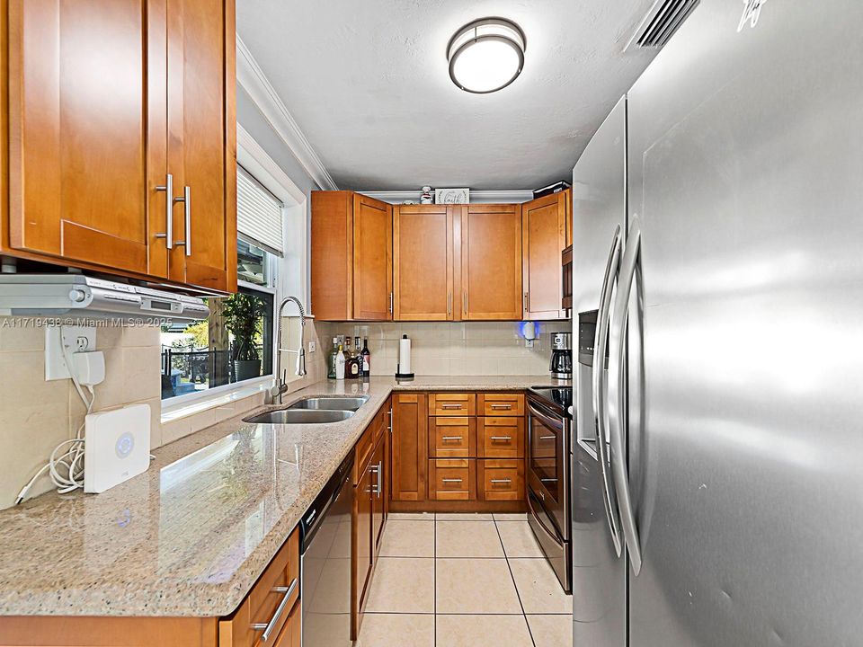 For Sale: $650,000 (3 beds, 3 baths, 1304 Square Feet)