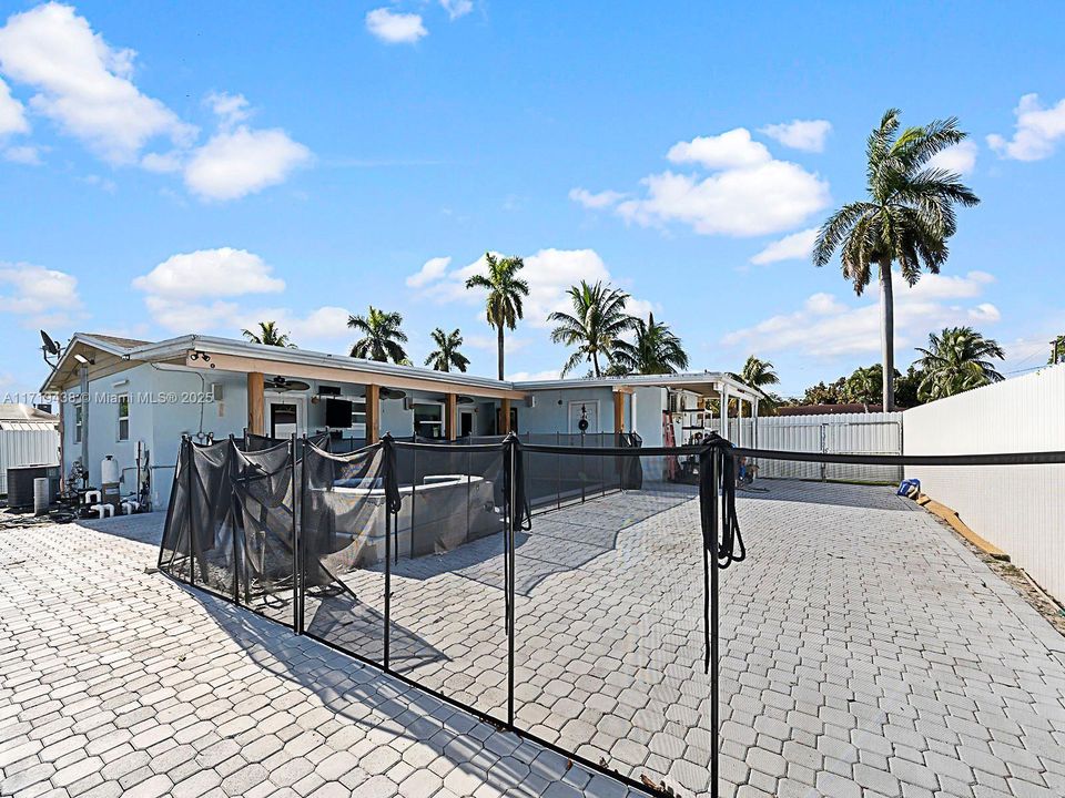 For Sale: $650,000 (3 beds, 3 baths, 1304 Square Feet)