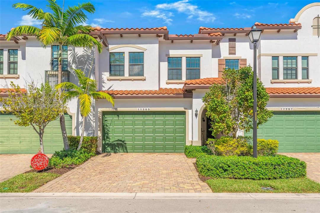 For Sale: $649,900 (3 beds, 2 baths, 1975 Square Feet)