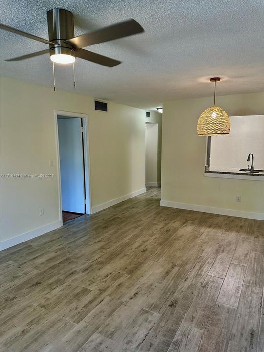 For Rent: $1,895 (1 beds, 1 baths, 712 Square Feet)