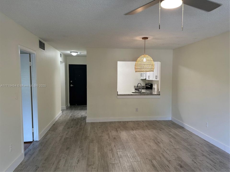 For Rent: $1,895 (1 beds, 1 baths, 712 Square Feet)