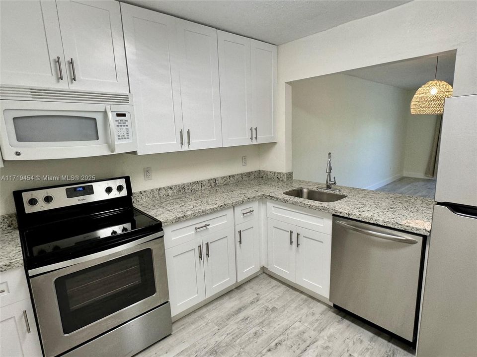 For Rent: $1,895 (1 beds, 1 baths, 712 Square Feet)