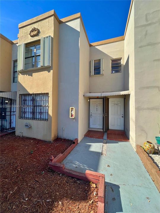 For Rent: $2,500 (2 beds, 2 baths, 974 Square Feet)