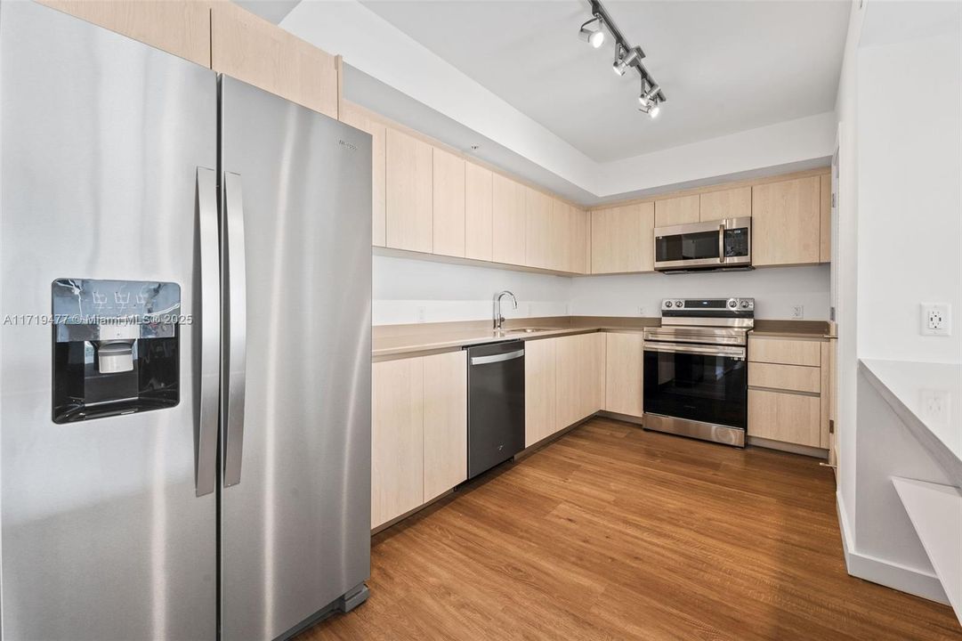 For Rent: $4,784 (2 beds, 2 baths, 1338 Square Feet)