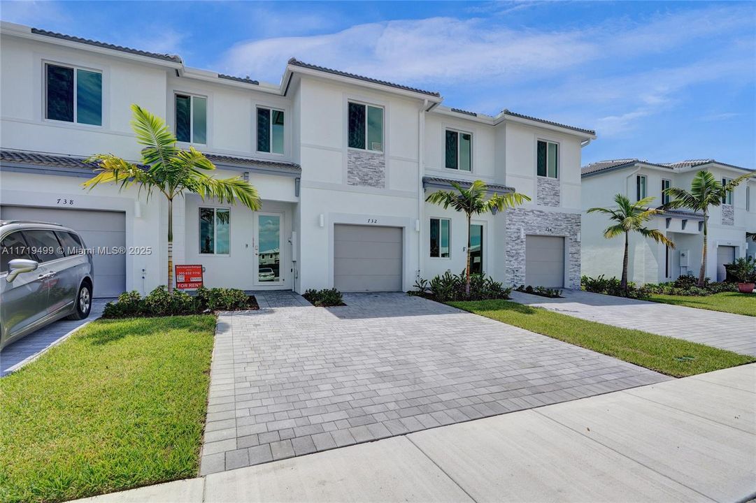 Active With Contract: $2,800 (3 beds, 3 baths, 1600 Square Feet)