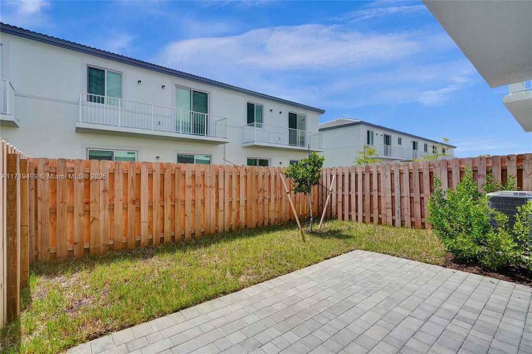 Active With Contract: $2,800 (3 beds, 3 baths, 1600 Square Feet)