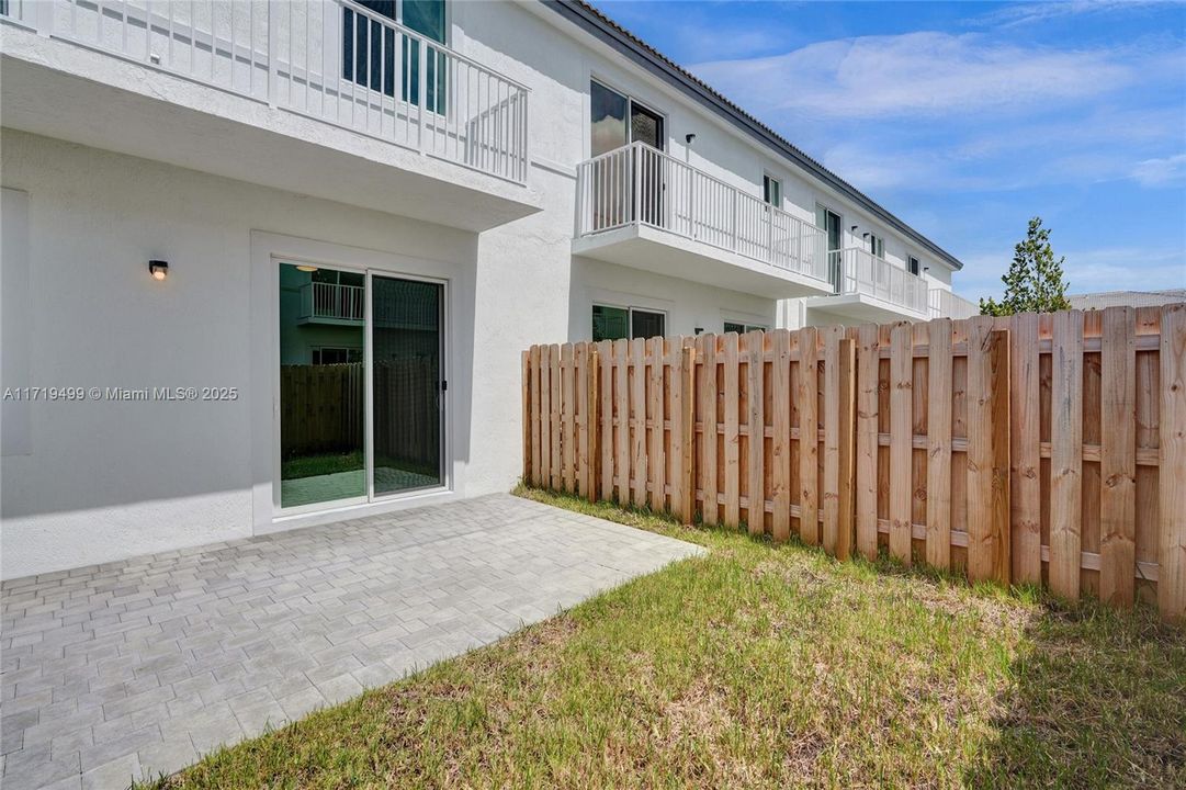 Active With Contract: $2,800 (3 beds, 3 baths, 1600 Square Feet)