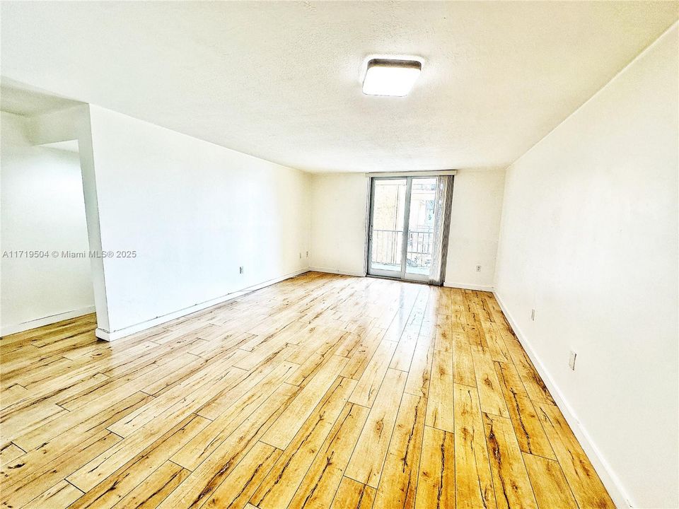 For Sale: $235,000 (1 beds, 1 baths, 725 Square Feet)