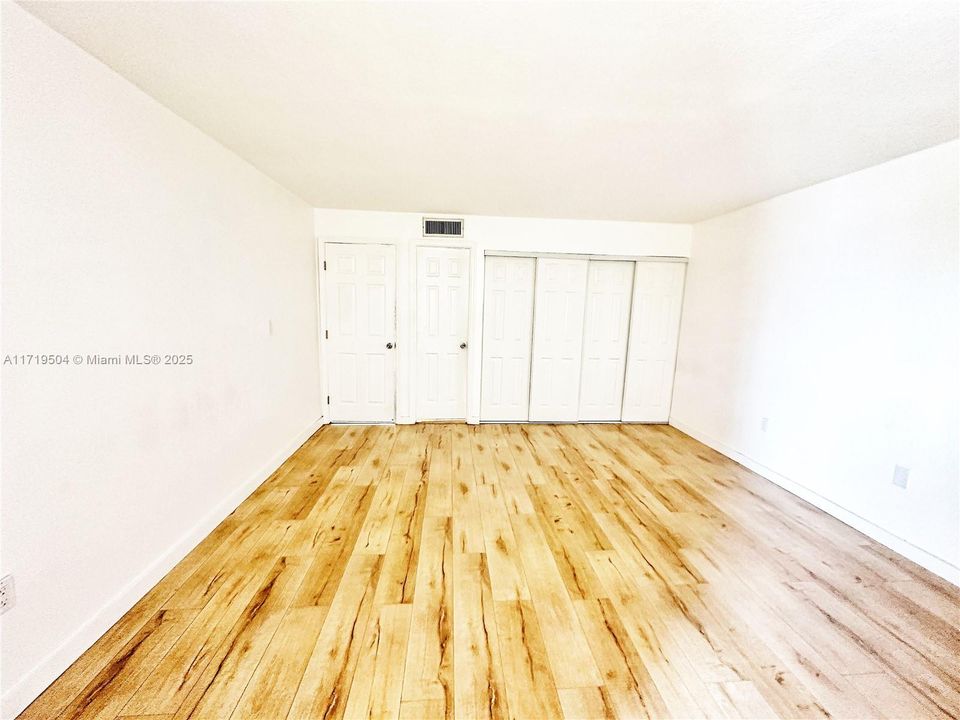 For Sale: $235,000 (1 beds, 1 baths, 725 Square Feet)