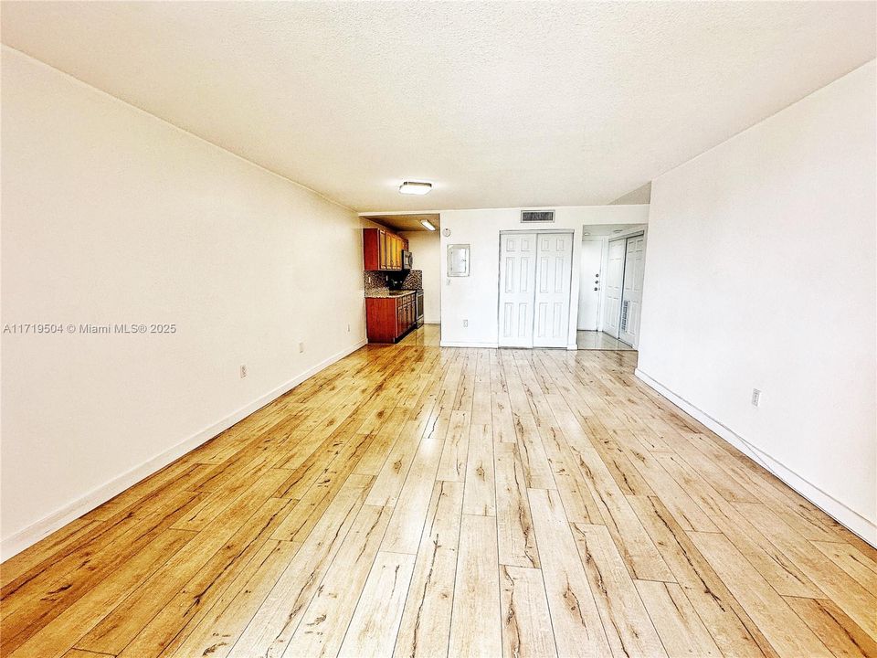 For Sale: $235,000 (1 beds, 1 baths, 725 Square Feet)