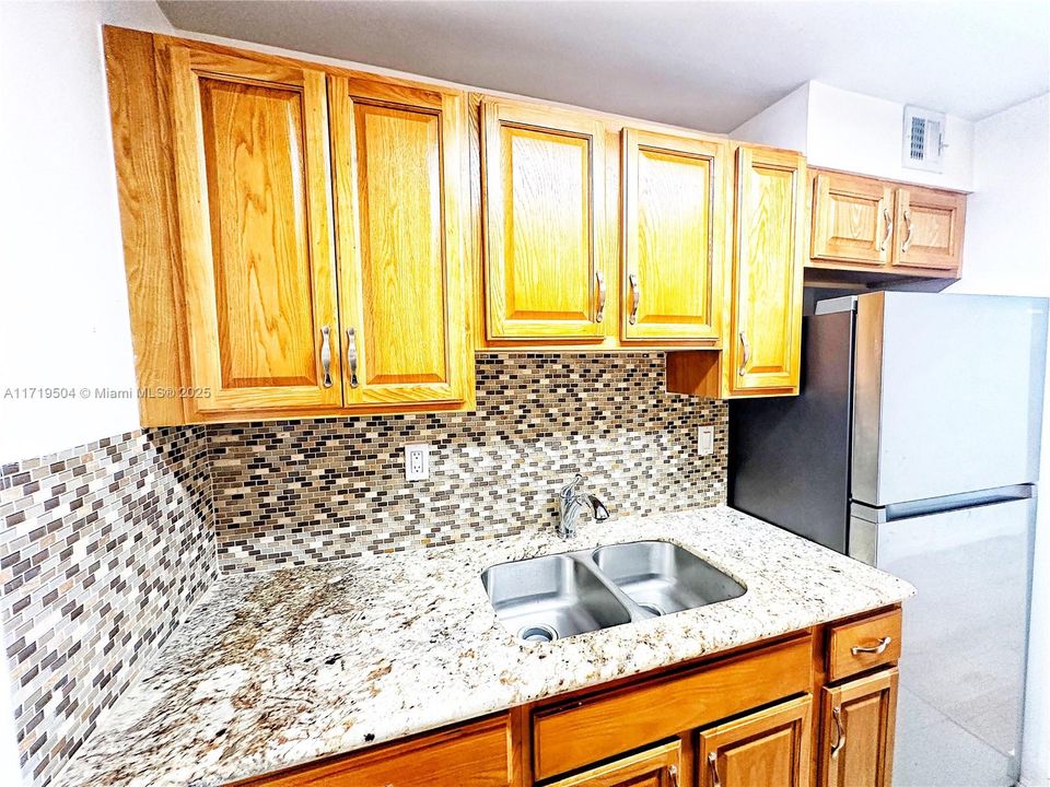 For Sale: $235,000 (1 beds, 1 baths, 725 Square Feet)