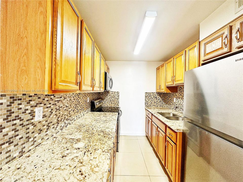 For Sale: $235,000 (1 beds, 1 baths, 725 Square Feet)