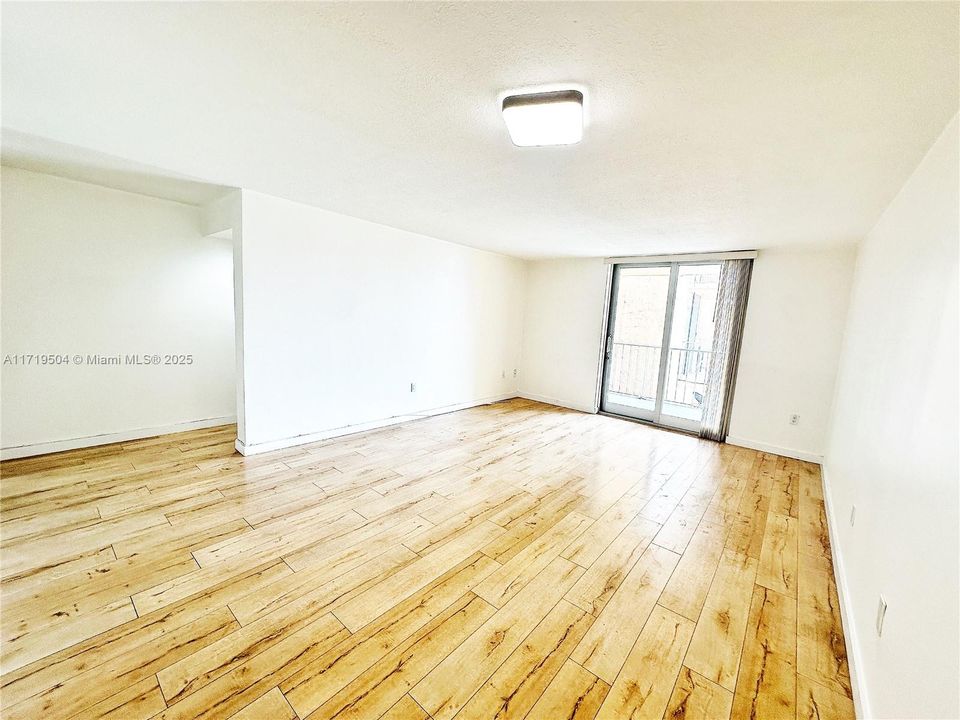 For Sale: $235,000 (1 beds, 1 baths, 725 Square Feet)