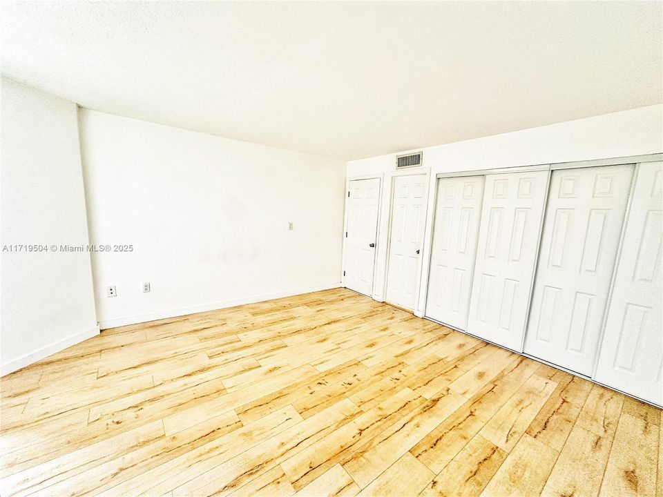 For Sale: $235,000 (1 beds, 1 baths, 725 Square Feet)