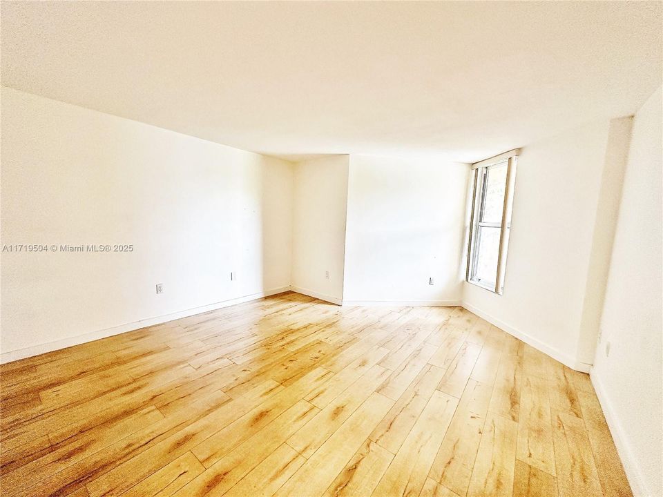 For Sale: $235,000 (1 beds, 1 baths, 725 Square Feet)