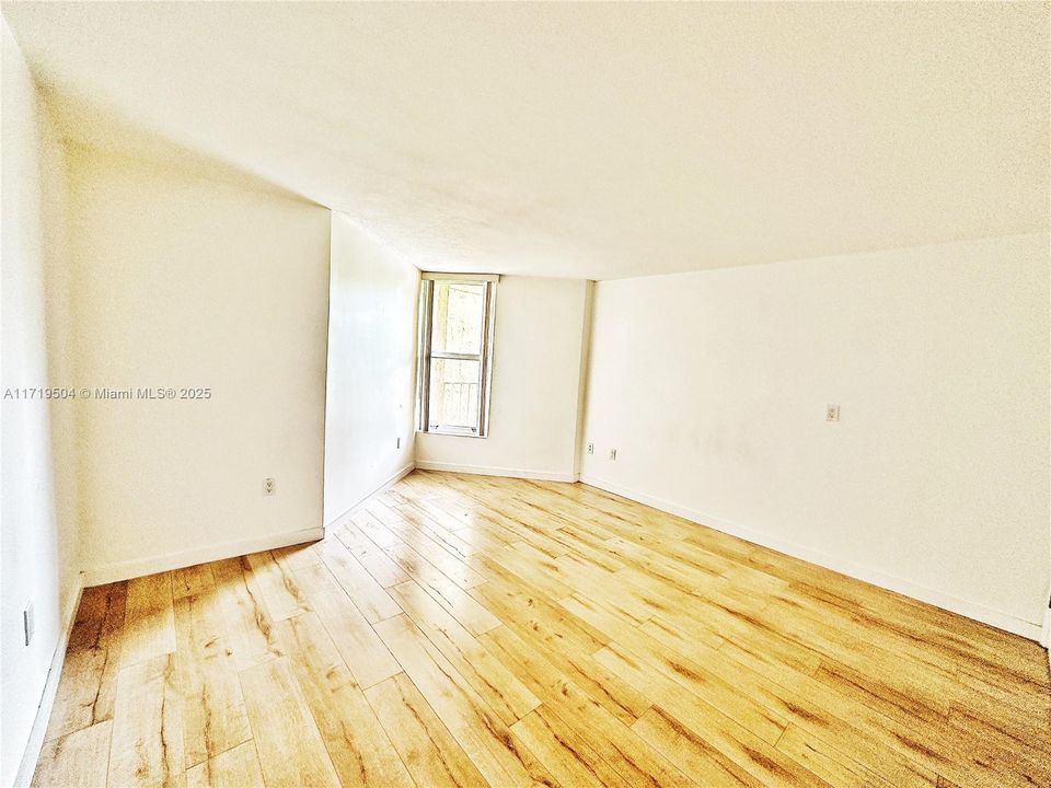 For Sale: $235,000 (1 beds, 1 baths, 725 Square Feet)