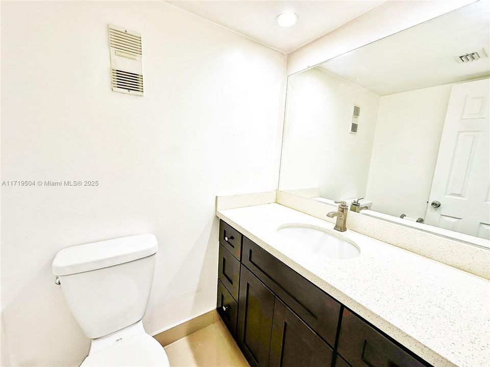 For Sale: $235,000 (1 beds, 1 baths, 725 Square Feet)