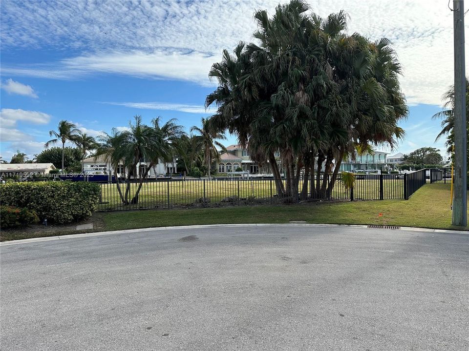 最近售出: $8,250,000 (0.58 acres)