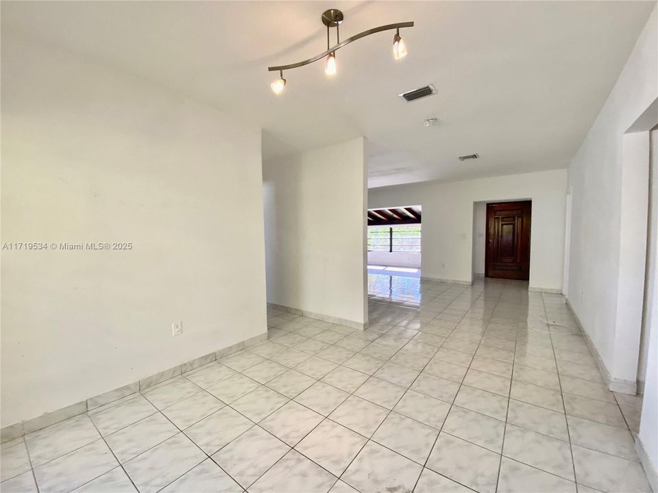 For Rent: $5,600 (4 beds, 3 baths, 2000 Square Feet)