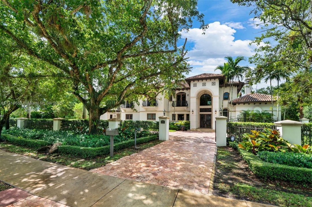 For Sale: $4,985,000 (6 beds, 7 baths, 6514 Square Feet)