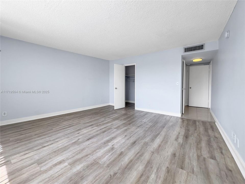 For Rent: $2,000 (1 beds, 1 baths, 996 Square Feet)