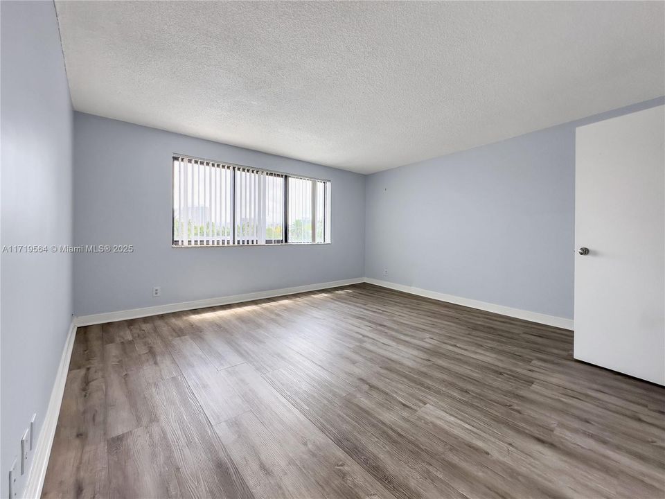 For Rent: $2,000 (1 beds, 1 baths, 996 Square Feet)