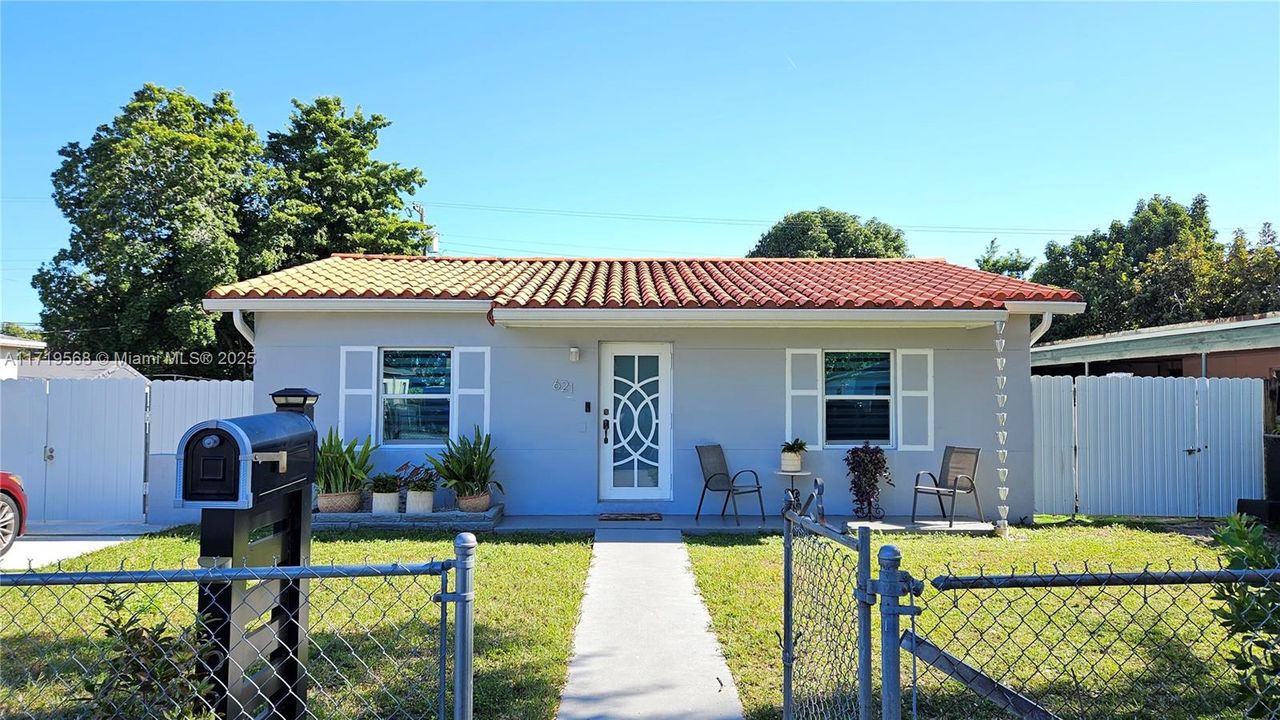 For Sale: $725,000 (4 beds, 2 baths, 1569 Square Feet)