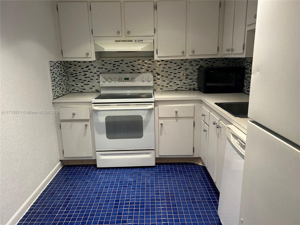 For Rent: $1,800 (1 beds, 1 baths, 889 Square Feet)