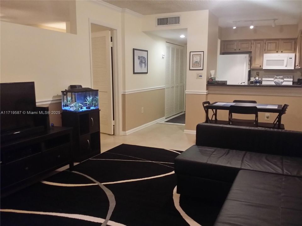 For Rent: $2,050 (1 beds, 1 baths, 620 Square Feet)