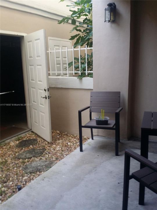 For Rent: $2,050 (1 beds, 1 baths, 620 Square Feet)