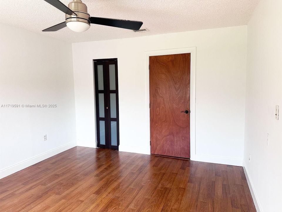 For Sale: $242,000 (1 beds, 1 baths, 765 Square Feet)