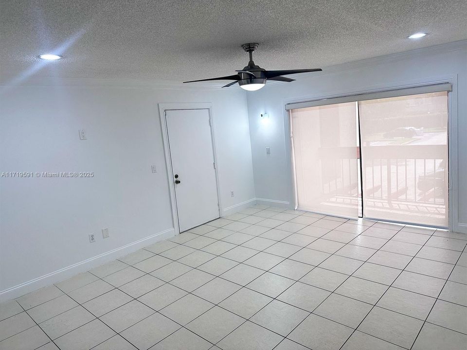 For Sale: $242,000 (1 beds, 1 baths, 765 Square Feet)