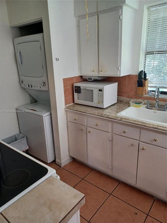 For Sale: $208,000 (2 beds, 1 baths, 863 Square Feet)