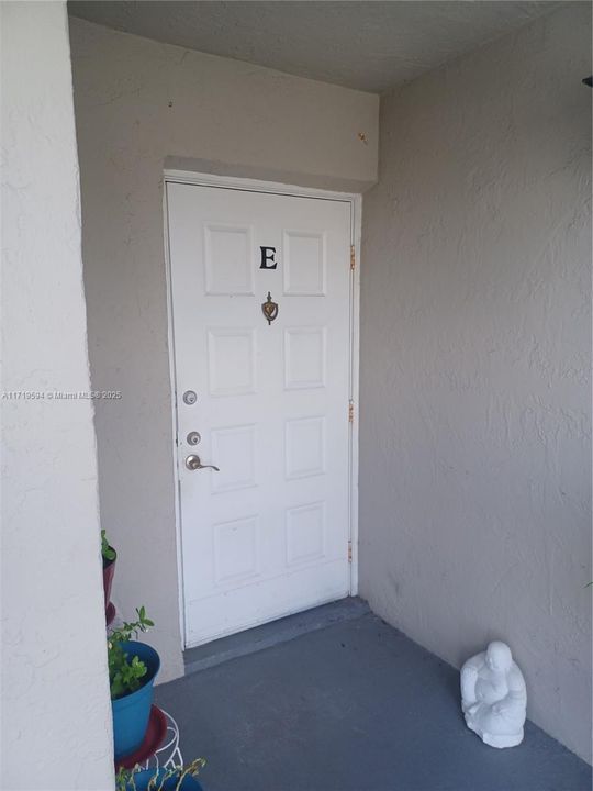 For Sale: $208,000 (2 beds, 1 baths, 863 Square Feet)