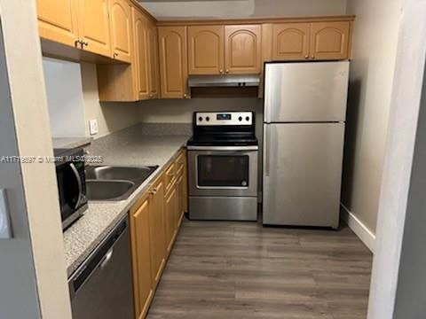 For Sale: $295,000 (2 beds, 2 baths, 1055 Square Feet)